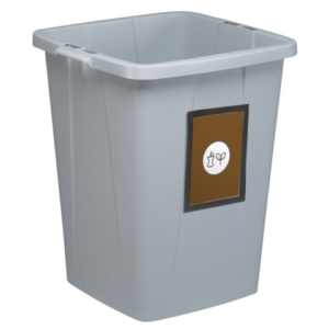 Kit composto da un contenitore portarifiuti DURABIN quadrato in PP da 90 litri con maniglie per agevolarne il trasporto. Adatto per la raccolta differenziata in tutti gli ambienti di lavoro in cui si necessita una grande capacità di stoccaggio. Lavabile e indeformabile fino a 120 °C e adatto anche allo stoccaggio di alimenti, in quanto conforme alla normativa europea 1935/2004/EC. Dimensioni: 520 x 490 x 610 mm (LxPxH). Senza coperchio. Il Kit include inoltre 2 cornici espositive adesive DURAFRAME® in formato A4 e di colore nero con pannello magnetico. Ideali per esporre avvisi e materiale informativo in modo professionale su superfici lisce e solide.