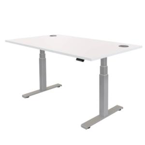 Scrivania a regolazione elettrica in altezza da 64 cm a 126 cm. Completa di piano bianco, dimensioni 1600 x 800 mm e spessore 25 mm. Dotata di fori passanti da 8 cm. Struttura LEVADO disponbile nei colori bianco o grigio.