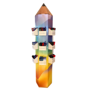 Un espositore da terra imperdibile: 800 prodotti di scrittura Q-Connect in un colorato display dalla forma a ''Matitone''. Dimensioni: L 44 x P 41 x H 170 cm. Contenuto: 48 matite a mina Kappa da 0,7 mm; 36 penne a sfera a scatto Lamda blu, 48 nero, e 24 rosso; 36 penne a sfera Delta da 0,7 mm blu, 48 nero e 24 rosse; 40 correttori a penna da 8 ml; 30 evidenziatori Pastel 1,5-5 mm in arancione, 30 blu, 30 giallo e 30 viola; 20 marcatori per lavagne bianche punta tonda 2-3 mm blu; 30 nero e 10 rosso; 30 marcatori permanenti con fusto in metallo e punta conica 4 mm blu, 40 nero e 20 rosso; 20 marcatori permanenti punta tonda 2-3 mm blu, 30 nero e 10 rosso; 50 matite meccaniche a mine da 0,5 mm (5 conf. da 10 pz); 30 penne a sfera a scatto da 0,7 mm blu, 40 nero e 20 rosso (3 conf. da 10 pz, 4 da 10 e 2 da 10); 40 penne gel con cappuccio 0,5 mm blu, 30 rosso e 60 nero (4 conf. da 10 pz, 3 da 10 e 6 da 10); 36 Penne gel Sigma M blu; 48 nero e 24 rosso; 48 penne a sfera M 4 colori.
